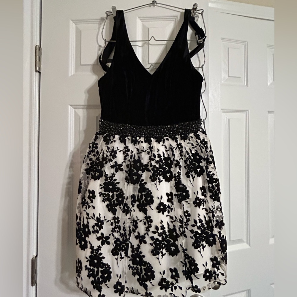 Evening Short Dress 
Black / White